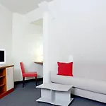 מלון & Fuerstenhof Am Bauhaus 3*
