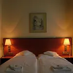 מלון & Fuerstenhof Am Bauhaus 3*